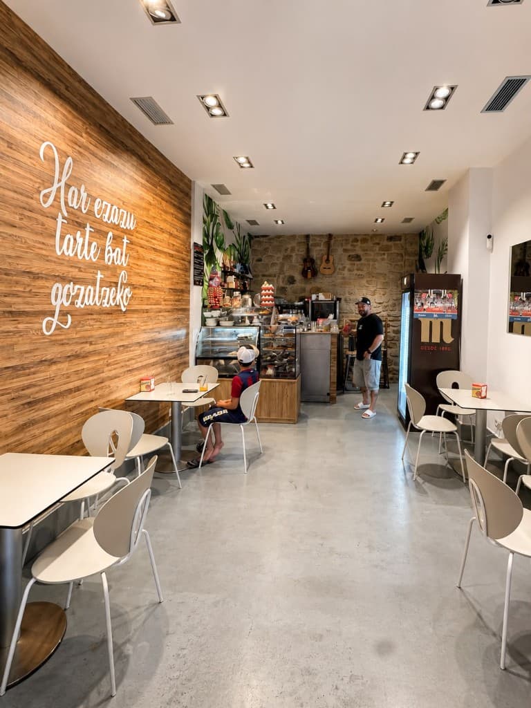 Interior acogedor de Txoko Kafe en Zarautz
